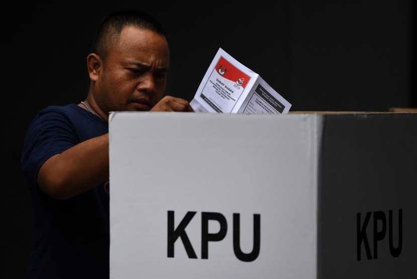 Warga menggunakan hak politiknya ketika mengikuti Pemungutan Suara Ulang (PSU) Pemilu 2019 di TPS 02, Pasar Baru, Jakarta, Sabtu (27/4/2019).