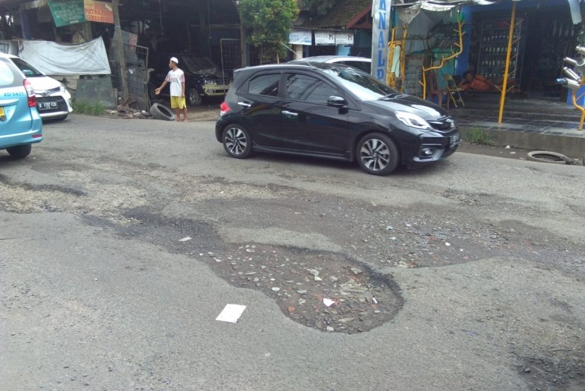 Kondisi Jalan raya Pengasinan,  Bekasi Timur, Kota Bekasi rusak parah.