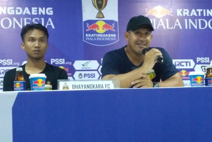 Pelatih Bhayangkara FC Alfredo Vera (kanan) dan gelandang Hargianto.