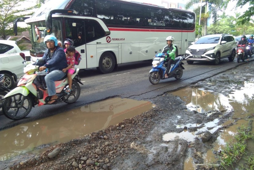 Jalan raya Chairil Anwar, Kota Bekasi, Kota Bekasi, terdapat sebuah lubang lebar di bahu jalan.