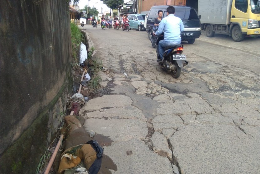 Jalan Raya Caringin, Bojong Menteng, Rawa Lumbu, Kota Bekasi kondisinya rusak.