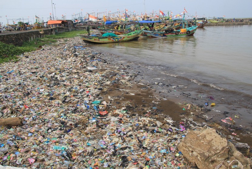 Pantai yang tercemar sampah plastik (ilustrasi)