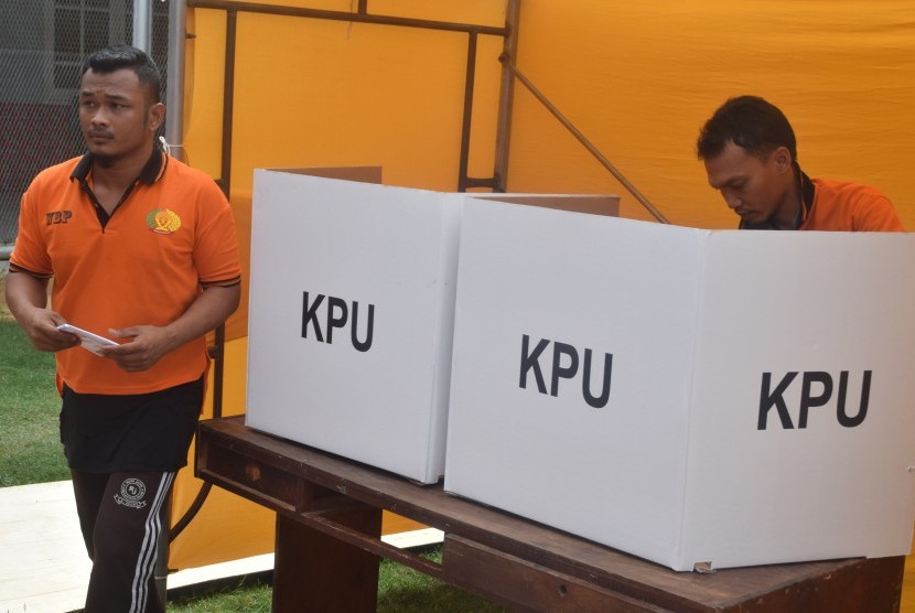 Warga binaan memberikan hak pilihnya saat Pemungutan Suara Lanjutan (PSL) Dewan Perwakilan Rakyat Kabupaten (DPRK) di TPS 08 Rumah Tahanan (Rutan) Idi Rayeuk Desa Gampong Jalan, Aceh Timur, Aceh, Sabtu (27/4/2019).