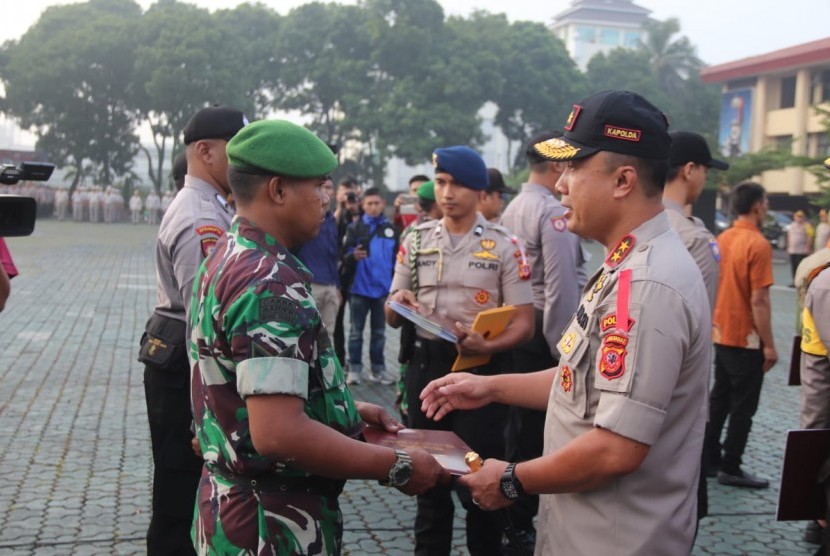 Kapolda Jabar saat memberikan penghargaan kepada anggota TNI-AD di Mapolda Jabar. 