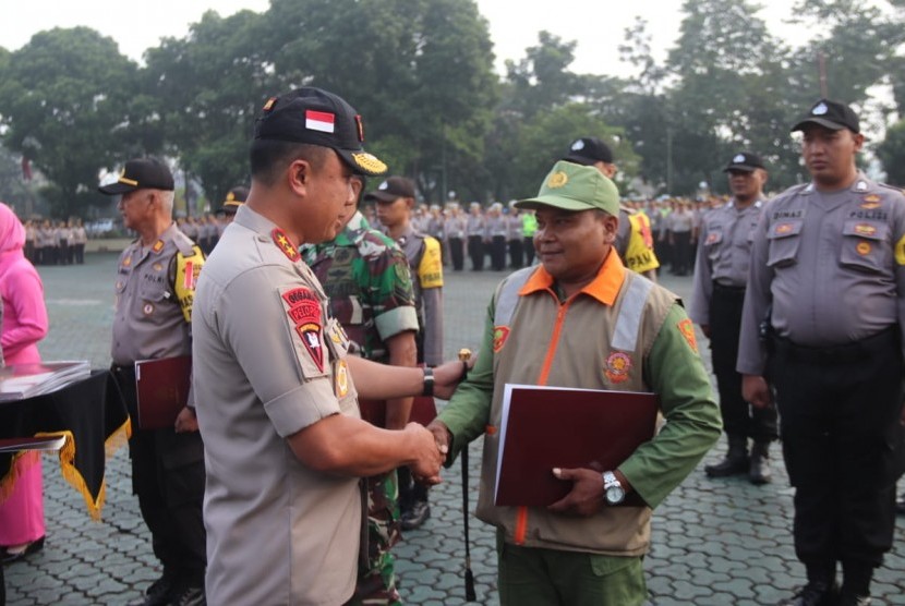 Kapolda Jabar, Irjen Pol Drs Agung Budi Maryoto menyerahkan penghargaan kepada Caswadi anggota Linmas Desa Pataka Lebak, Kabupaten Kuningan). 