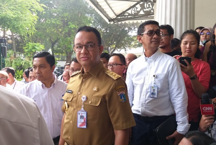 Gubernur DKI Jakarta Anies Rasyid Baswedan dan PT Transjakarta melakukan prauji coba bus listrik dari Balai Kota sampai Bundaran HI, Senin (29/4).