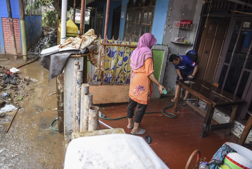 Warga membersihkan rumah dan harta bendanya pascabanjir merendam kawasan Kelurahan Rawajati di Jakarta, Senin (29/4/2019).