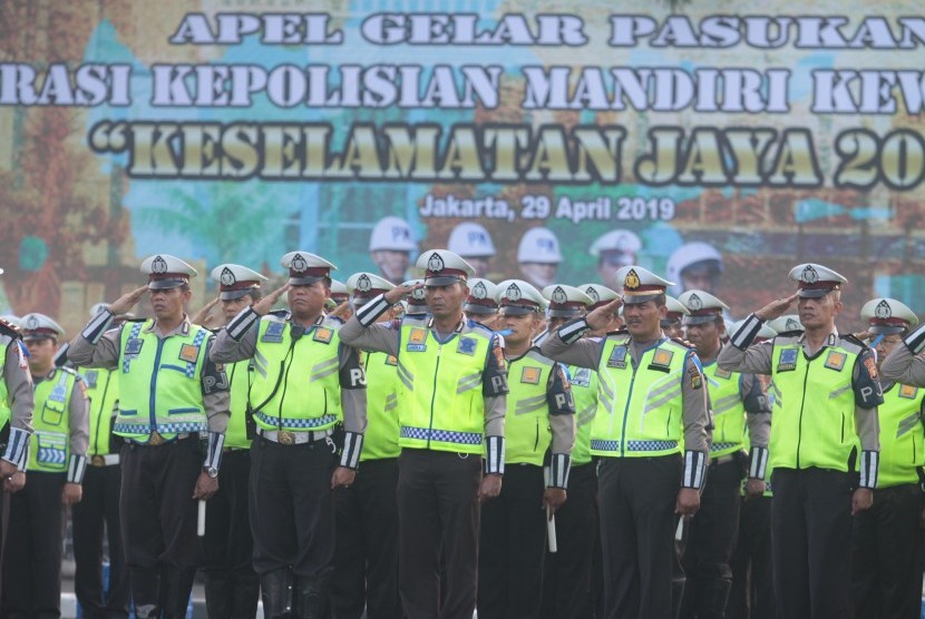 Sejumlah polisi lalu lintas mengikuti Apel Gelar Pasukan Operasi Keselamatan Jaya 2019 di lapangan Promoter Ditlantas Polda Metro Jaya, Jakarta, Senin (29/4/2019).