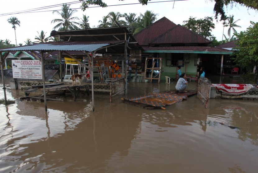 Warga bertahan di rumahnya saat banjir merendam kawasan kelurahan Tanjung Agung, Kota Bengkulu, Bengkulu, Minggu (28/4/2019). 