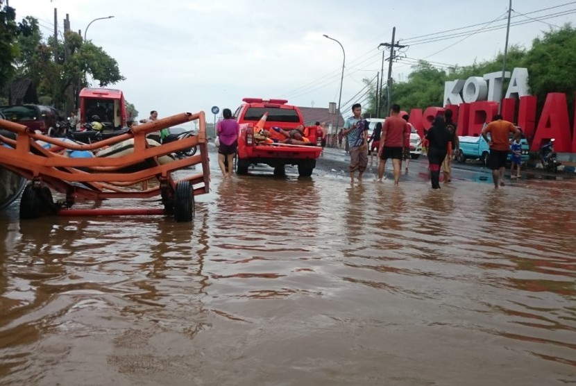 Sekitar 15 ribu KK terdampak banjir yang menimpa Pasuruan sejak Ahad malam (28/4) hingga Senin (29/4).