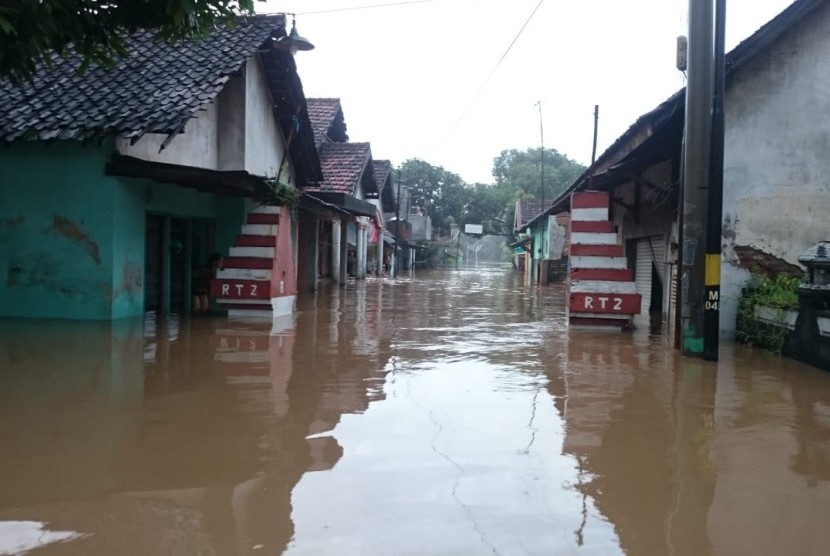 Sekitar 15 ribu KK terdampak banjir yang menimpa Pasuruan sejak Ahad malam (28/4) hingga Senin (29/4).