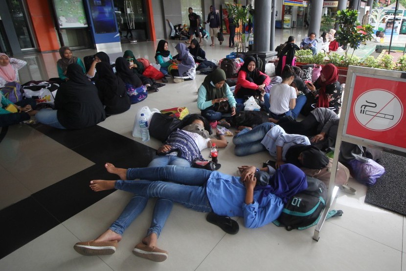 Calon penumpang menunggu kedatangan kereta api di Stasiun Gubeng, Surabaya, Jawa Timur.