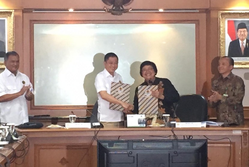 Menteri ESDM Ignasius Jonan dan Menteri KLHK Siti Nurbaya berokordinasi menindaklanjuti kerjasama reklamasi hutan dan rehabilitasi DAS, Senin (29/4).