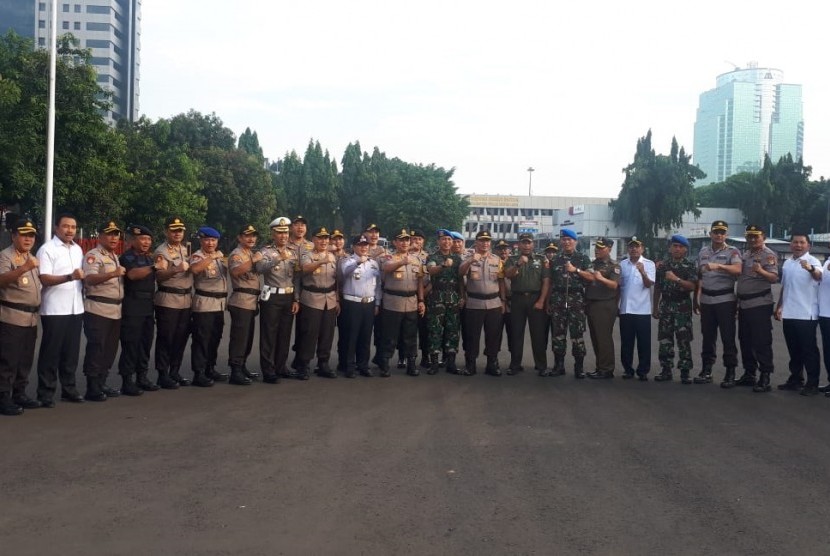 Suasana Apel Gelar Pasukan Operasi Keselamatan Jaya 2019 di lapangan Ditlantas Polda Metro Jaya, Jakarta, Senin (29/4).