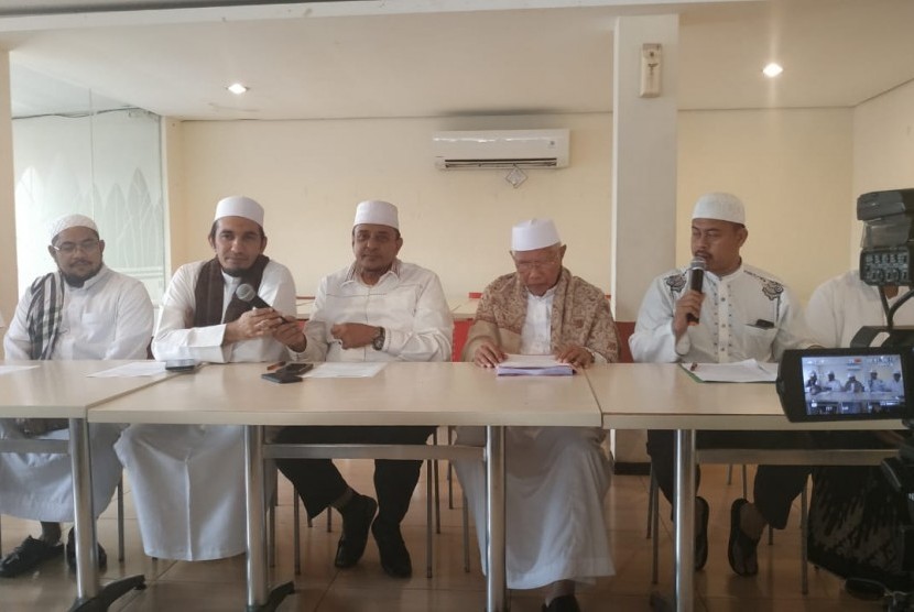 Sejumlah tokoh agama dari berbagai Ormas Islam (FPI, GNPF Ulama, PA 212) menggelar Konfrensi pers untuk 'Persiapan Ijtima Ulama dan Tokoh 3' di Tebet, Jakarta Selatan, Senin (29/4).