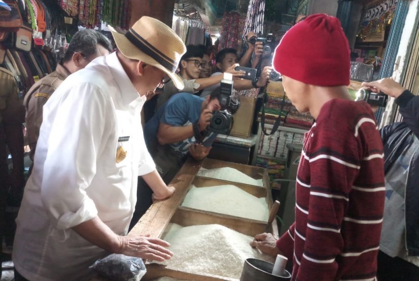 Gubernur Banten Wahidin Halim saat melakukan sidak harga pangan menjelang bulan suci Ramadhan di Pasar Rau, Senin, (29/4).