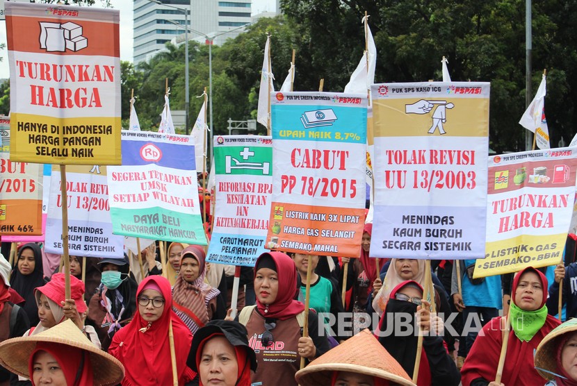 Sejumlah buruh mengikuti aksi Hari Buruh Internasional atau May Day di kawasan Patung Kuda, Jakarta, Rabu (1/5/2019).