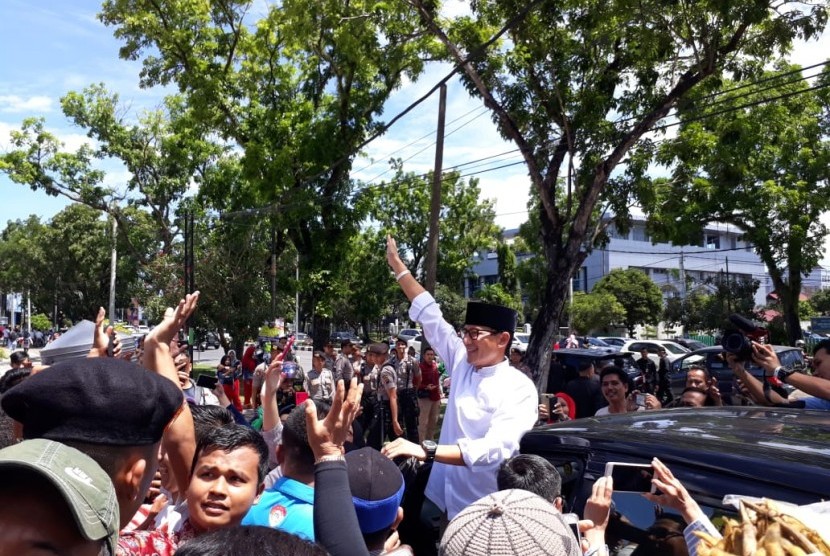 Cawapres nomor urut dua Sandiaga Uno diserbu milenial dan emak-emak usai sholat zuhur di Masjid Raya Sumbar, Padang, Rabu (1/5)|