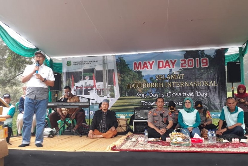 Para buruh di Kota Sukabumi memperingati hari buruh dengan berekreaksi di kawasan wisata Selabintana, Kabupaten Sukabumi Rabu (1/5). Dalam kesempatan itu hadir Wali Kota Sukabumi Achmad Fahmi
