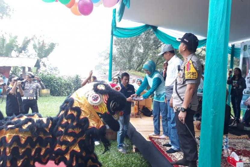 Para buruh di Kota Sukabumi memperingati hari buruh dengan berekreaksi di kawasan wisata Selabintana, Kabupaten Sukabumi Rabu (1/5). Dalam kesempatan itu hadir Wali Kota Sukabumi Achmad Fahmi