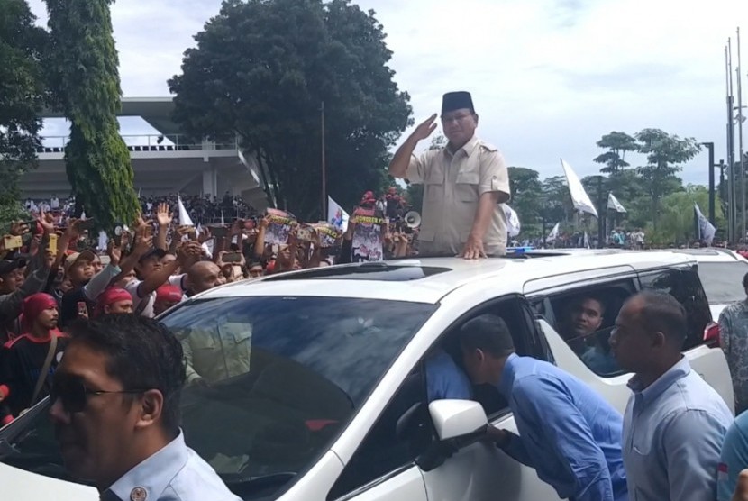 Calon presiden nomor urut 02 Prabowo Subianto menghadiri acara peringatan Hari Buruh Internasional (May Day) di Tennis Indoor Senayan, Jakarta, Rabu (1/5).
