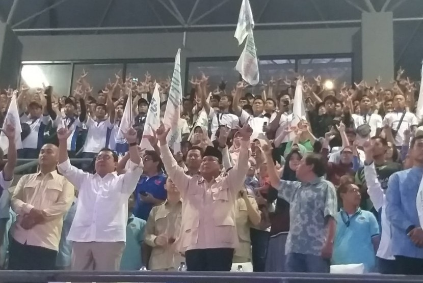 Calon presiden nomor urut 02 Prabowo Subianto menghadiri acara peringatan Hari Buruh Internasional (May Day) di Tennis Indoor Senayan, Jakarta, Rabu (1/5).