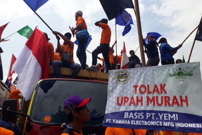 Puluhan ribu buruh dan mahasiswa yang berasal dari beberapa daerah di Jawa Timur, menggelar aksi unjuk rasa dalam memperingati hari buruh sedunia atau May Day di depan Gedung Negara Grahadi Surabaya, Rabu (1/5).