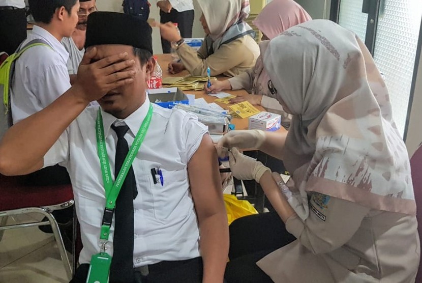 Petugas Haji Arab Saudi sedang diberikan vaksin meningitis oleh petugas kesehatan Kantor Kesehatan Pelabuhan (KKP) Kelas 1 Bandara Soekarno-Hatta di Asrama Haji Pondok Gede Jakarta, Rabu (1/5).