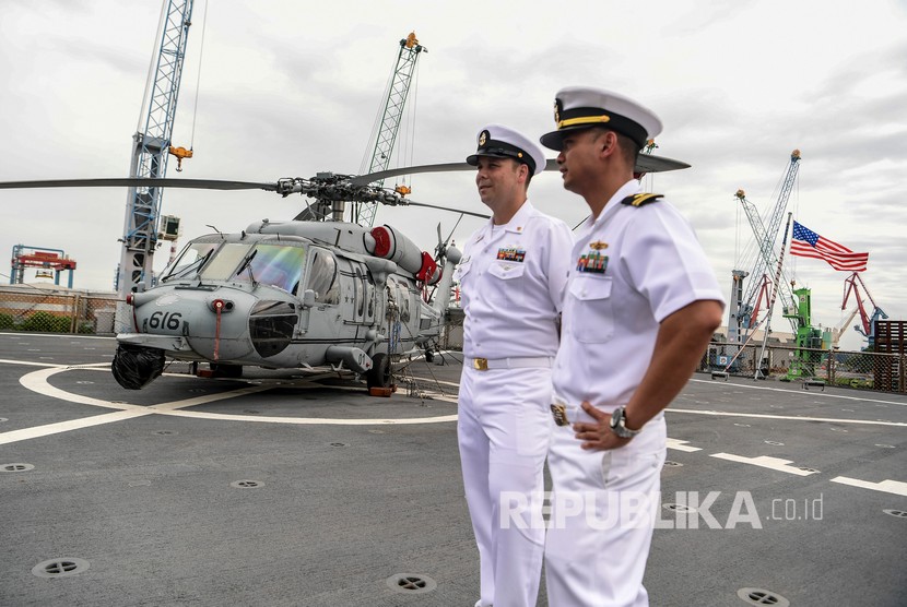 Personel angkatan laut Amerika Serikat berada di atas kapal komando USS Blue Ridge (LCC-19) yang bersandar di dermaga JICT 2, Pelabuhan Tanjung Priok, Jakarta, Rabu (1/5/2019). 