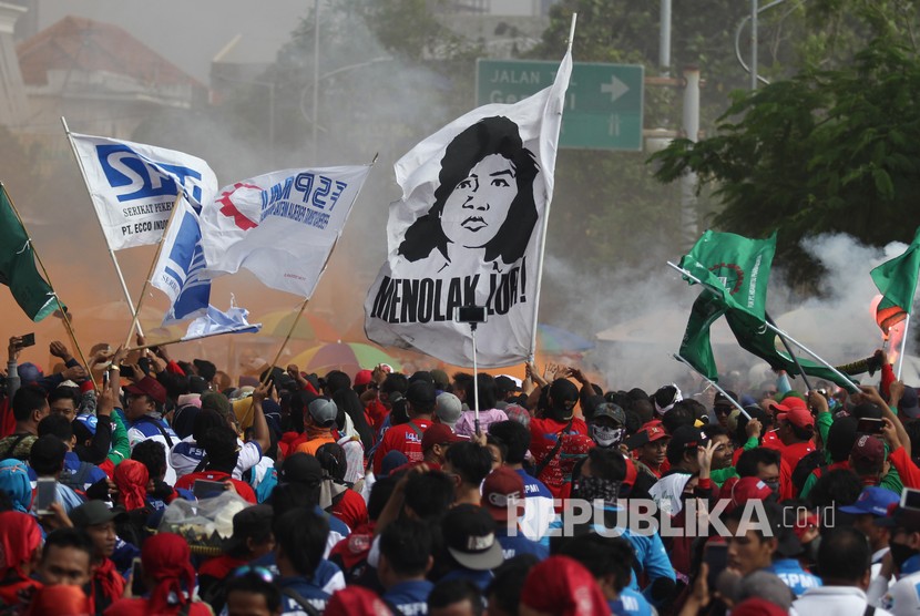 Ribuan buruh dari berbagai serikat pekerja berunjuk rasa saat memperingati Hari Buruh Internasional di kawasan Tugu Pahlawan, Surabaya, Jawa Timur, Rabu (1/5/2019). 