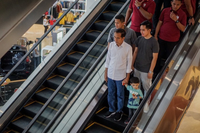 Presiden Joko Widodo bersama anaknya Gibran Rakabuming dan cucunya Jan Ethes mengunjungi pusat perbelanjaan di The Park Mall, Solo Baru, Sukoharjo, Jawa Tengah, Rabu (1/5/2019).