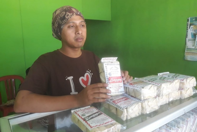 Tiga anak H. Obang, pemilik usaha wajit di Cililin, Kabupaten Bandung Barat tengah mengolah bahan yang akan dijadikan wajit, Kamis (2/5).