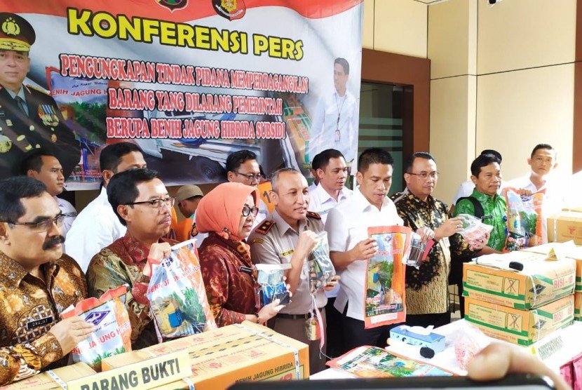 Subdit I Indagsi Ditreskrimsus Polda Jawa Timur membongkar kasus perdagangan benih jagung bantuan dari pemerintah (subsidi).