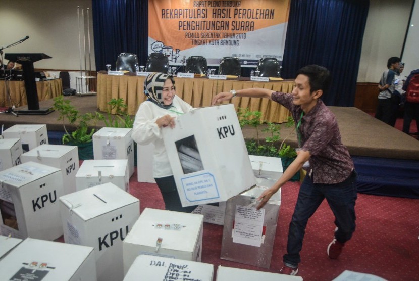 Petugas Panitia Pemilihan Kecamatan (PPK) membawa kotak suara saat rapat pleno terbuka rekapitulasi hasil penghitungan suara tingkat Kecamatan di Bandung, Jawa Barat, Kamis (2/5/2019).