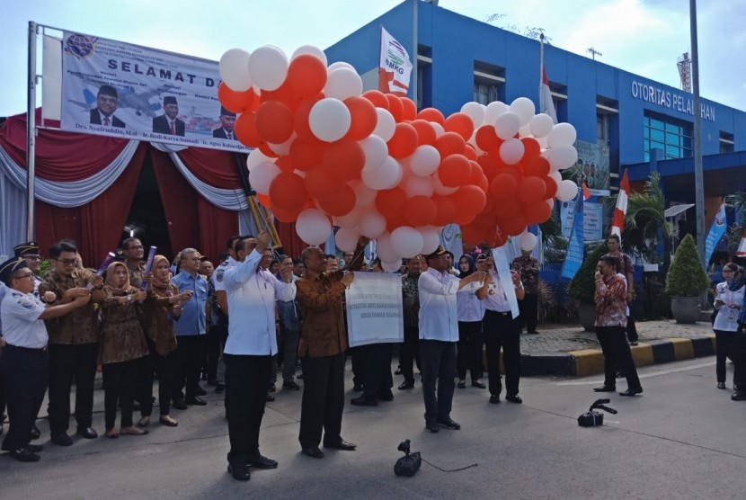 Sejumlah pimpinan instansi pemerintah bersama Ketua KPK Agus Rahardjo mendeklarasikan komitmen bersama zona integritas kawasan pelabuhan laut dan bandara, di Kantor Otoritas Pelabuhan, Tanjung Priok, Jakarta Utara, Kamis (2/5).