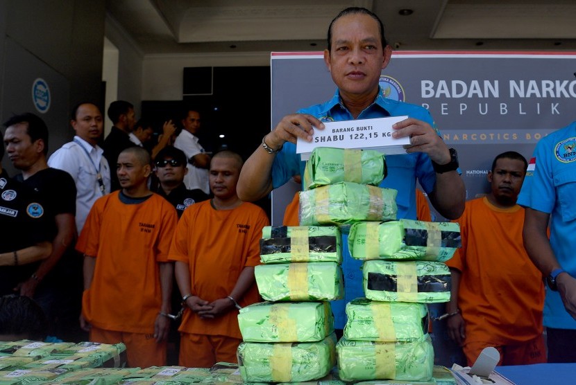 Deputi Pemberantasan BNN Irjen Pol Arman Depari menunjukkan barang bukti sabu saat rilis kasus narkotika di kantor BNN, Jakarta Timur, Kamis (2/5/2019). 