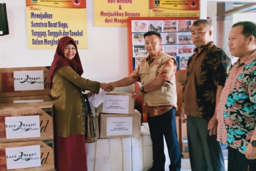 Pengumpulan 1 ton rendang di Kantor BPBD Sumbar, di Kota Padang, Kamis (2/5) untuk korban bencana banjir Bengkulu.