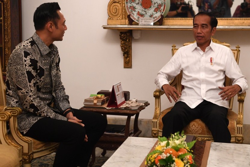 Presiden Joko Widodo (kanan) menerima kunjungan Komandan Komando Satuan Tugas Bersama (Kogasma) Partai Demokrat Agus Harimurti Yudhoyono (AHY) di Istana Negara, Jakarta, Kamis (2/5/2019). 