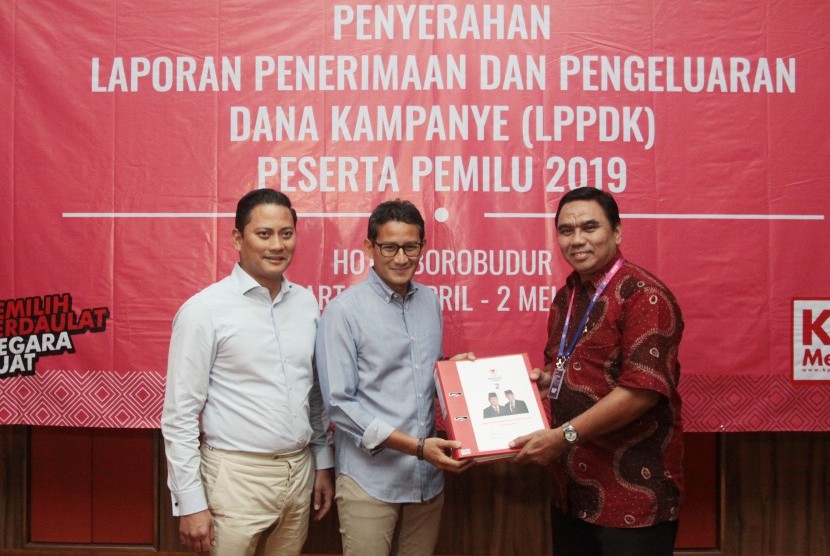 Cawapres nomor urut 02 Sandiaga Uno (tengah) dan Bendahara Badan Pemenangan Nasional (BPN) Prabowo-Sandi, Thomas Djiwandono (kiri) menyerahkan Laporan Penyelengaraan, Penerimaan dan Pengeluaran Dana Kampanye (LPPDK) Pilpres 2019 di Jakarta, Kamis (2/5/2019).