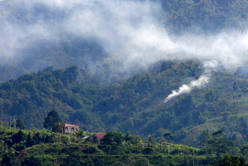 Asap mengepul di kawasan Bukit Barisan terlihat dari Siulak, Kerinci, Jambi, Kamis (2/5/2019).