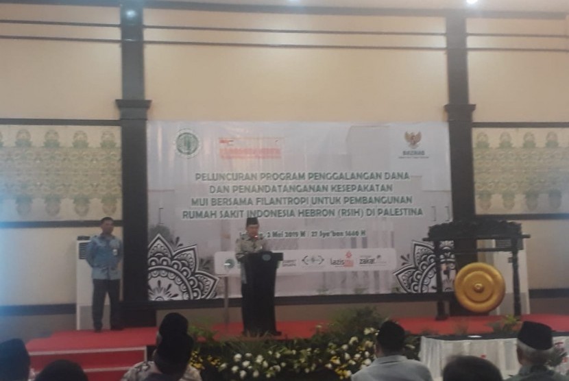 Wakil Presiden Jusuf Kalla meresmikan program penggalangan dana untuk pembangunan Rumah Sakit Indonesia Hebron (RSIH) Palestina, di Ballroom Hotel Grand Cempaka, Jakarta, Kamis (2/5).
