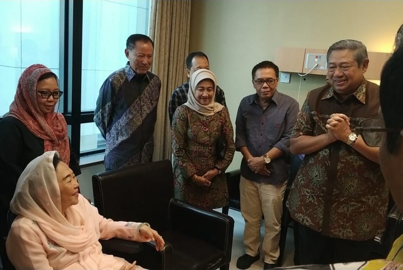 Sejumlah tokoh Gerakan Suluh Kebangsaan dan tokoh masyarakat melakukan silaturahmi dengan Presiden RI ke-6 Susilo Bambang Yudhoyono (SBY) sekaligus menjenguk kondisi terkini istri SBY, Kristiani Herrawati (Ani Yudhoyono) di National Universitas Hospital (NUH) Singapura, Jumat (3/5).