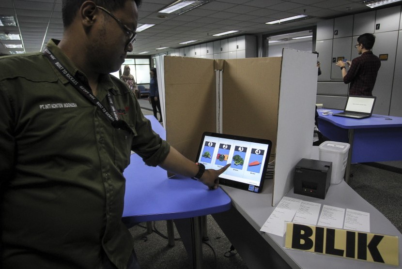 Petugas melakukan simulasi pemungutan suara secara elektronik (ilustrasi) 