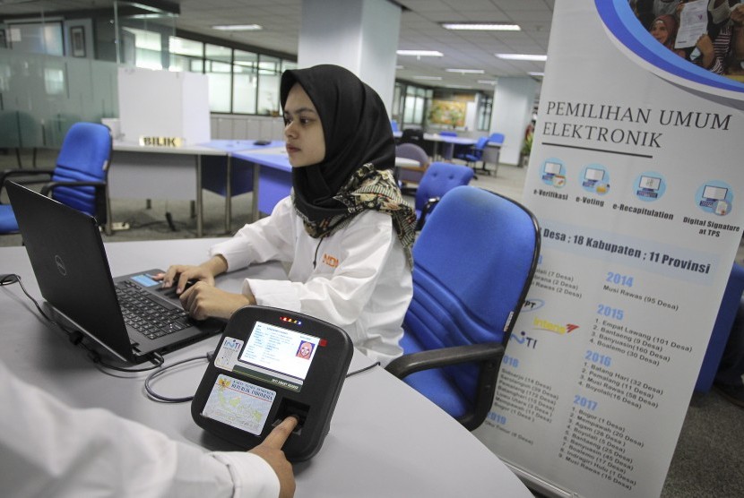 Petugas melakukan simulasi pemungutan suara secara elektronik (E-Voting) di gedung Badan Pengkajian dan Penerapan Teknologi (BPPT), Jakarta.