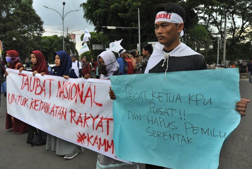 Aktivis KAMMI (Kesatuan Aksi Mahasiswa Muslim Indonesia) Banten berorasi saat menggelar aksi solidaritas untuk para petugas KPPS (Kelompok Penyelenggara Pemungutan Suara) yang meninggal dunia.