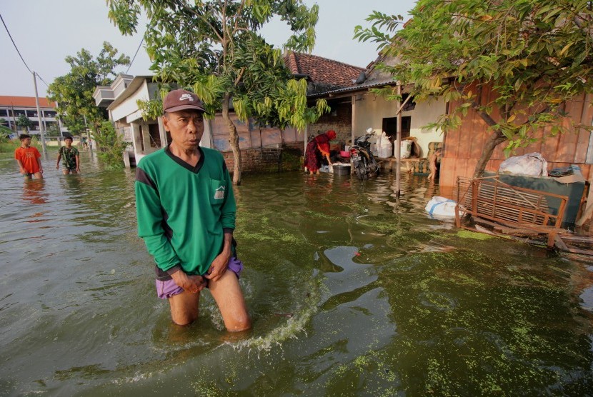 Warga menerobos banjir di kawasan Kelurahan Sumberejo, Kecamatan Pakal, Surabaya, Jawa Timur, Jumat (3/5/2019). 