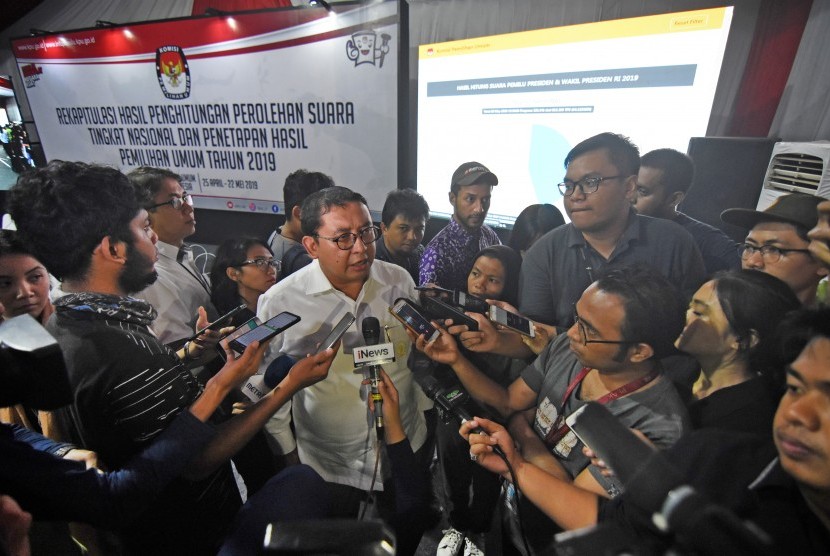 Wakil Ketua DPR Fadli Zon memberikan pernyataan kepada wartawan seusai meninjau cara kerja Sistem Informasi Penghitungan Suara (Situng) di Gedung KPU Pusat, Jakarta, Jumat (3/5/2019).