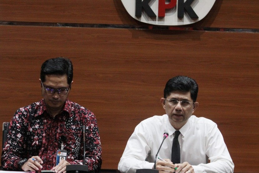 Wakil Ketua KPK Laode Muhammad Syarif (kanan) didampingi juru bicara KPK Febri Diansyah, memberikan keterangan pers tentang penetapan tersangka kasus korupsi, di gedung KPK, Jakarta, Jumat (3/5/2019).
