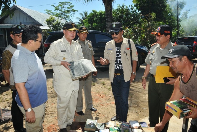 Wakil gubernur Sumbar Nasrul Abit didampingi Kabiro Humas Pemprov Sumbar dan BPBD Sumbar menyerahkan bantuan 1 ton rendang kepada warga korban banjir di Bengkulu, Sabtu (4/5). 