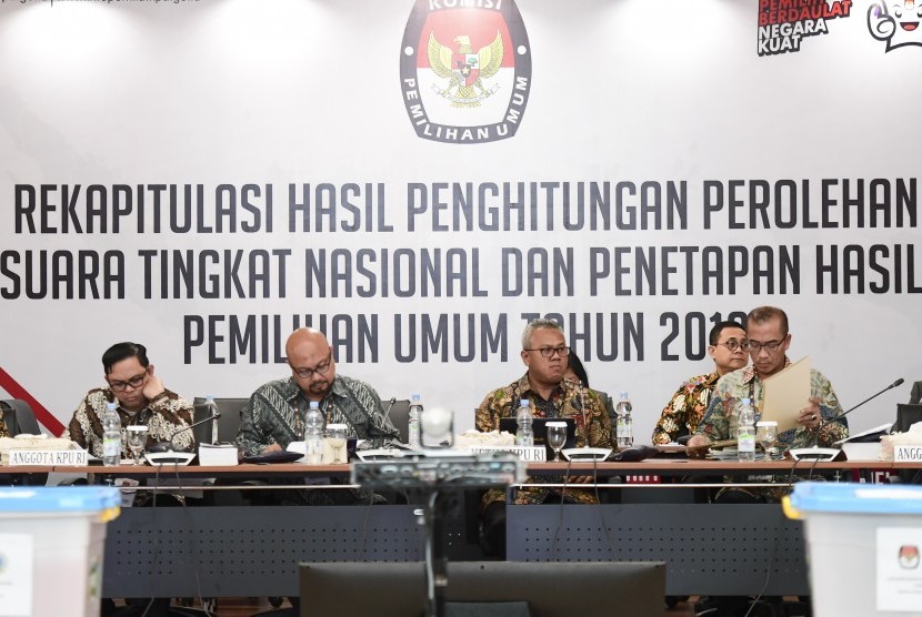 Ketua KPU Arief Budiman (kedua kanan) bersama Komisioner KPU Hasyim Asyari (kanan), Ilham Saputra (kedua kiri) dan Viryan (kiri) mengikuti Rapat Pleno Rekapitulasi Suara Pemilu serentak 2019 Luar Negeri di gedung KPU, Jakarta, Sabtu (4/5/2019).